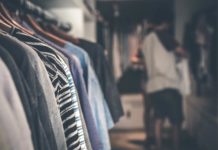 Szafy na ubrania, komody, półki – jak urządzić funkcjonalną garderobę?