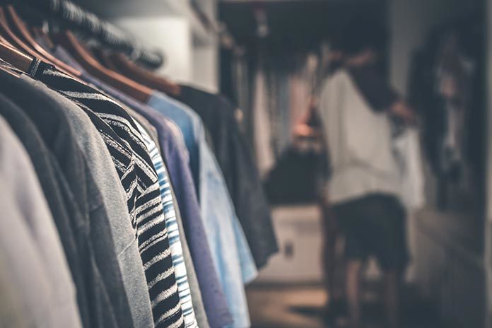 Szafy na ubrania, komody, półki – jak urządzić funkcjonalną garderobę?