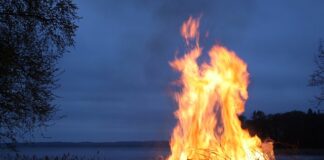 Czym wyłożyć wokół ogniska?