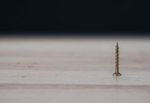 Wkręty do drewna — jak dobrać gwint, długość i łeb do konkretnego zastosowania Wkręty do drewna