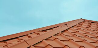 Jak prawidłowo mocować dachówki? Najważniejsze elementy montażowe